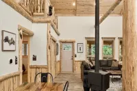Cutthroat Cabin: Large cabin with creek, 5 min. to Terrace Lakes for golf