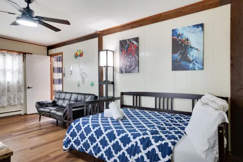 Secluded 4 BR-Heated Pool/Hot Tub/Game Room/Fishing Pond/Huge Deck/Fire Pit! Hotels in Chestnuthill Township