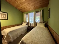 Cozy 2br Bear Den Cabin in Campobello SC, on the upcoming Saluda Grade Trail.