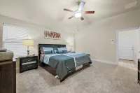 Entire Home in Denton, Texas. Centrally Located! Luxurious Home Away from Home! 덴턴 호텔