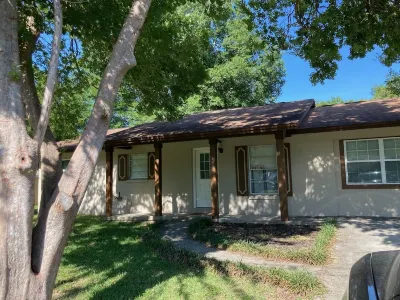 8 minutes to World Equestrian Center! Pet-friendly home that sleeps 8. Hotels near Ocala Gran Prix