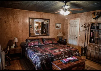 Cabin on Collier creek. Go swimming or soaking. Caddo Gap Arkansas