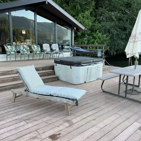 Cozy Cabin on Lake Sutherland with hot tub, huge dock and kayaks!