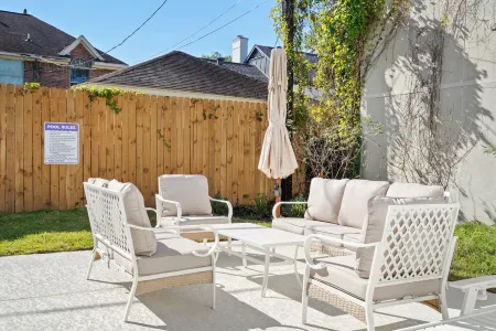 Med Center 6Min • 3 Ensuites • 90°F PoolSpa •Gated 2 Car Parking