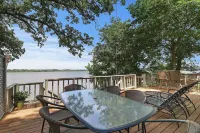Spacious and Stylish Lakefront Retreat, Stunning Views, Firepit! Отели в г. Фокс Лейк