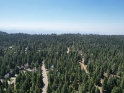 Large Family Retreat---6 BEDROOMS, Sleeps 16!! Hotels in Shaver Lake