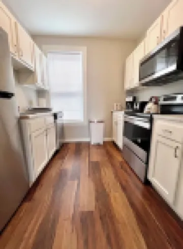 Spacious 3 Bedroom Sleeps 5 - Walk to Botanical Garden - Long Term Pet Friendly