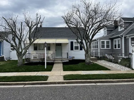 Beach bungalow - 1.5 blocks to the beach - outdoor shower!