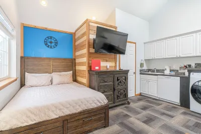 Cozy Tiny-Home with Big Heart! BBQ, 2Beds, Wifi, Pet Friendy! Hotels near International Police Museum