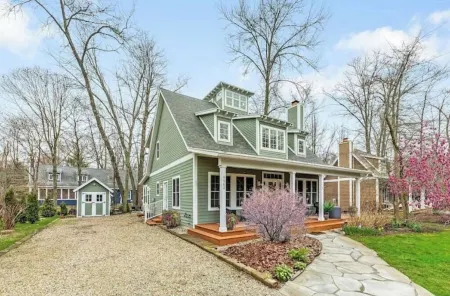 Cozy Modern Home,close to beach! Private hottub.Community pool 4 houses away