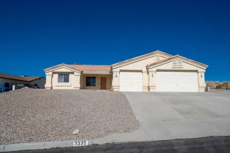 Two master suites-4BR & 3BA Lake Havasu House with Pool Table, Pool & Hot Tub