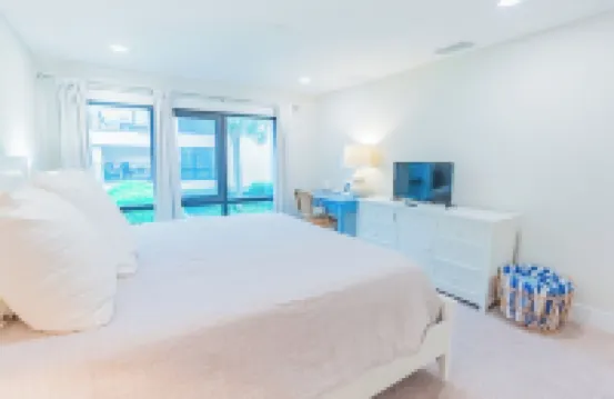 Breezy Beachside Property: Beach Views, Heated Pool, Pickleball & Kid Friendly! Hotels near Holmes Beach Welcome Monument