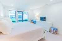 Fully Renovated Condo: Beach Views, Pool, Pickleball & Kid Friendly Отели рядом с достопримечательностью «Alvin's Island - Holmes Beach #753»