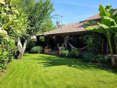 Peaceful wooden house in a green setting 10 minutes from the beach! Hôtels à proximité de : NICE BIKE KERLING LE PORGE