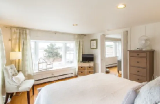 Waterfront Chatham Village, Short Walk to Town & Lighthouse Beach