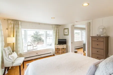 Waterfront Chatham Village, Short Walk to Town & Lighthouse Beach