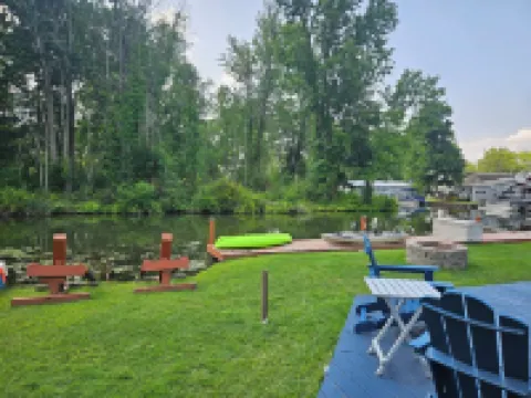 Creekside Cottage w/Lake access, Dock, Hot tub, Canoe/Kayaks