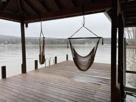 Lake Front House with Dock, Kayaks, and Boat Slip Отели в г. Ухари