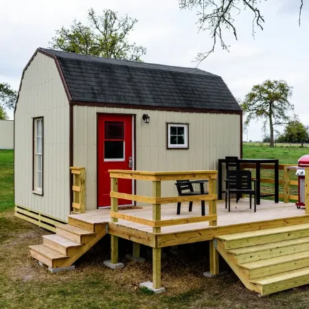 Queens Hotel- a cozy studio cottage in the country. Pool and hot tub.