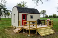 Queens Hotel- a cozy studio cottage in the country. Pool and hot tub.