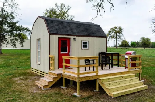 Queens Hotel- a cozy studio cottage in the country. Pool and hot tub.