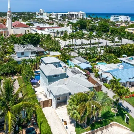 Charming Delray Beach House -Steps to Beach & Atlantic Avenue! VIP Beach Passes!