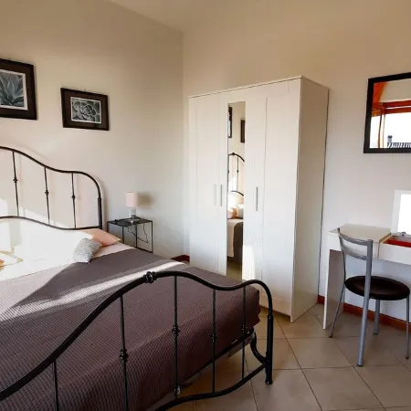 SOLE: Welcoming apartment , relaxation,lake mountains  olive grovess...