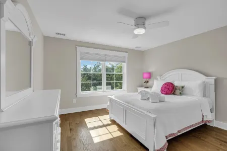 1 Block 2 Beach, Steps to Town, Linens/towels incl