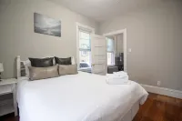 2 bedroom condo close to Boston and Cambridge with free parking Hotels in Brighton