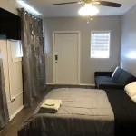 Private Studio Style Getaway Steps From The Beach. Hoteles en Port Orange