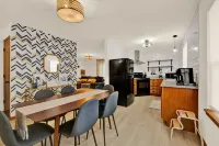 Modern 3 BR Minutes to WI Statefair, MKE Zoo, Brewers, & Hospital Hotels in West Allis