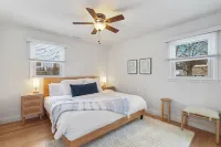 Leesburg Hideaway- King Bed + Private Backyard