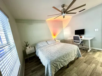 Cozy Home in Historic Zephyrhills. Hotels near Veterans Memorial Park