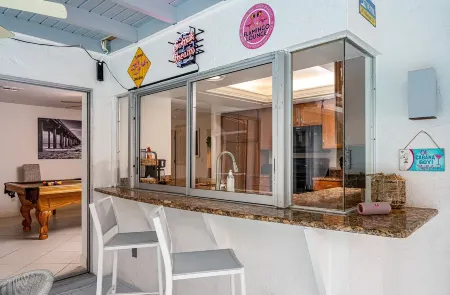 7 min Beach Walk 🏖 Pool 88° Arcade 🎮 Pool Table 🎱 8 bikes 🚴 Selfie Wall🤳 Отели рядом с достопримечательностью «Парк Каксамбас Бот»