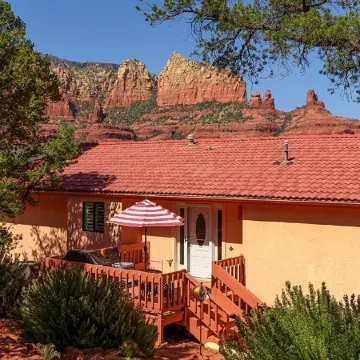 Private Beauty w/Fab Views! Secluded Yet Close to Uptown. Sleeps 9 w/2 Masters.