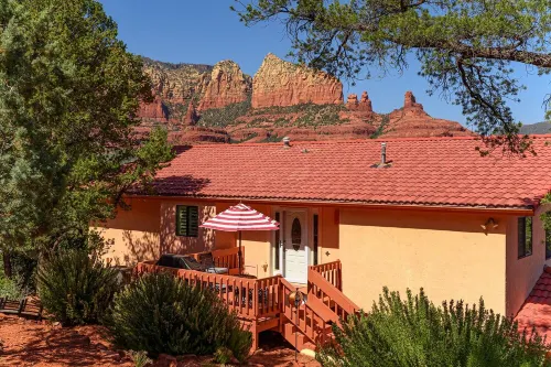 Private Beauty w/Fab Views! Secluded Yet Close to Uptown. Sleeps 9 w/2 Masters.