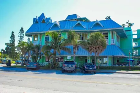 Prime location on Pass-A-Grille Beach! Everything you need is here! Отели в г. Сейнт Пит Бич