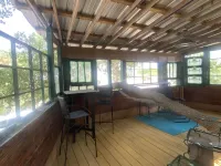 Treehouse Guesthouse: 3 Br Unique Home for 8 Adults Plus 400 sq ft Fun Treehouse