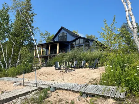 Secluded Bayfront Cottage with Stunning views