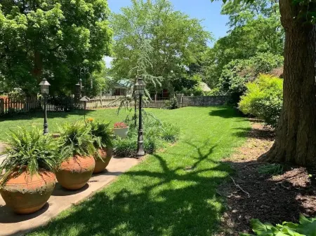 Beautiful Craftsman home near C-Street for you and your pets! Отели рядом с достопримечательностью «Pythian Castle»