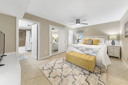 Cozy Fall Retreat•Honeymooners•King•Steps to Beach•Balcony•W/D