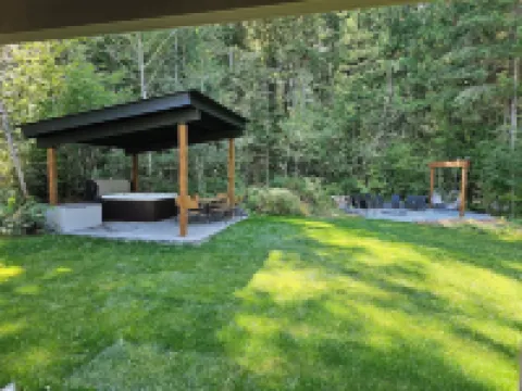 North Cascades Escape- spacious 5 bedroom, Hot Tub,  family-friendly, WiFi, AC