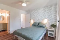 Pet-Friendly Cottage 1 Block to Beach Bay AccessDM SPECIAL SPRING PRICES