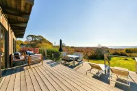 Menemsha Pond views & access! Mid-century renovated beach house. Dogs welcome.