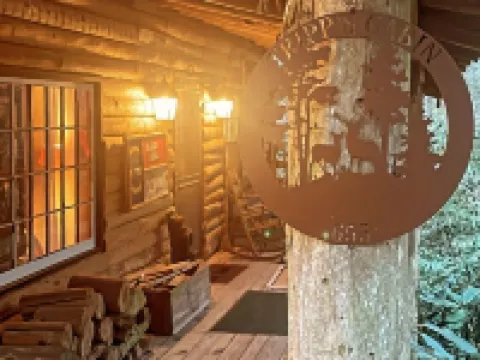 Tripps Cabin- Quaint cabin a mile from downtown Highlands! Hotels in Highlands