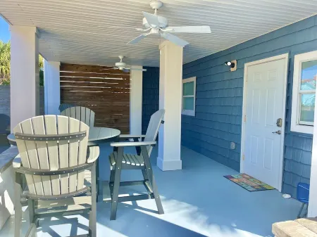 Dogs Welcome! Cute space, fresh out of entire renovation! Steps to beach! Отели в г. Вилано-Бич