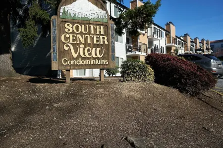 SeaTac Condo Close to Everything!