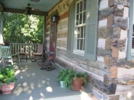 Historic "BREECHES POCKET" Civil W Era Log House /No Rentals after Dec. 31 2025