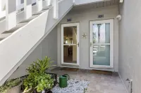 622 Oceanfront Surf Villa: Calm & Cozy Retreat with Vintage Charm by the Sea