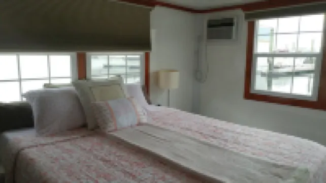 Fun houseboat. Walk to Boston attractions WIFI